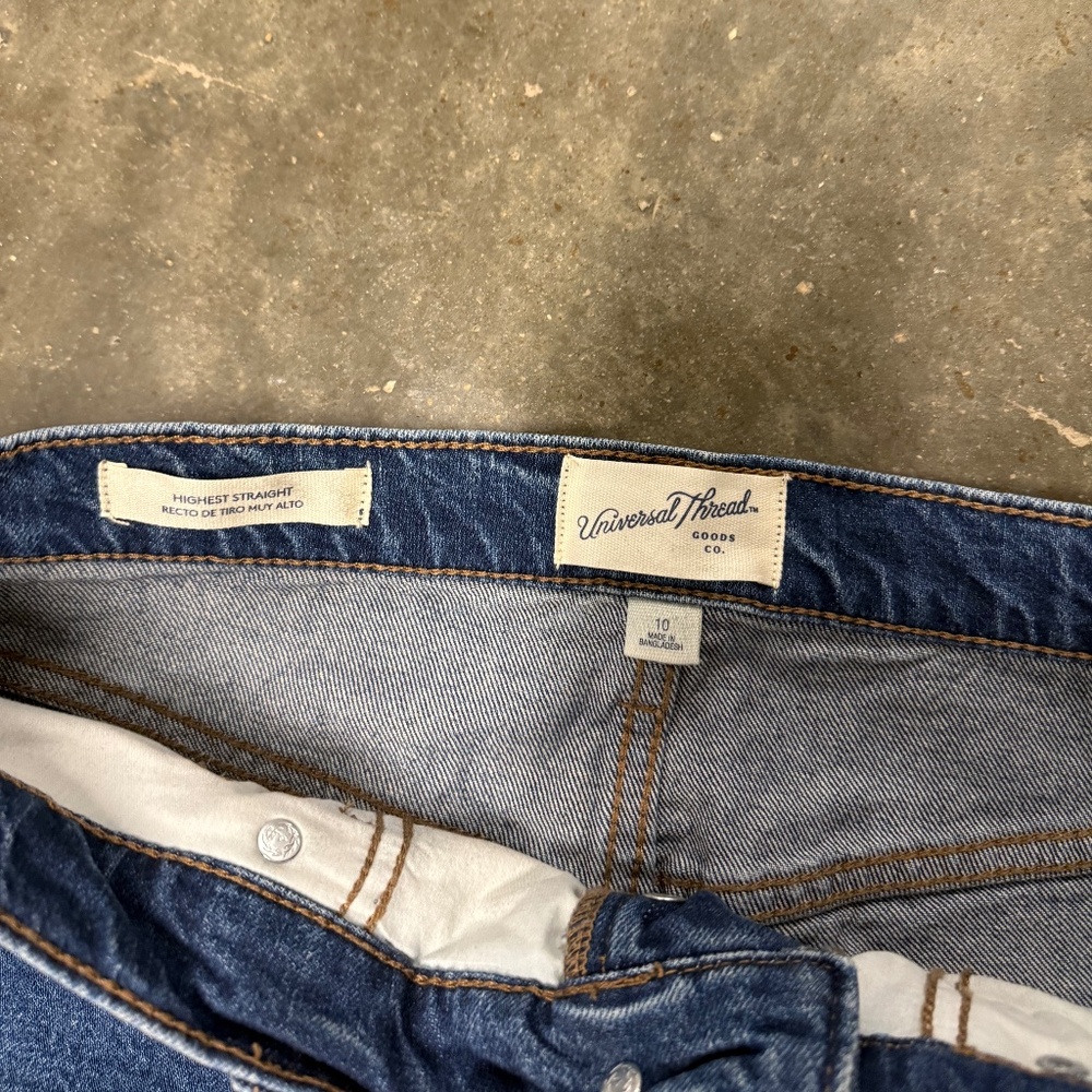 Universal Threads Jeans - Picture 2 of 3